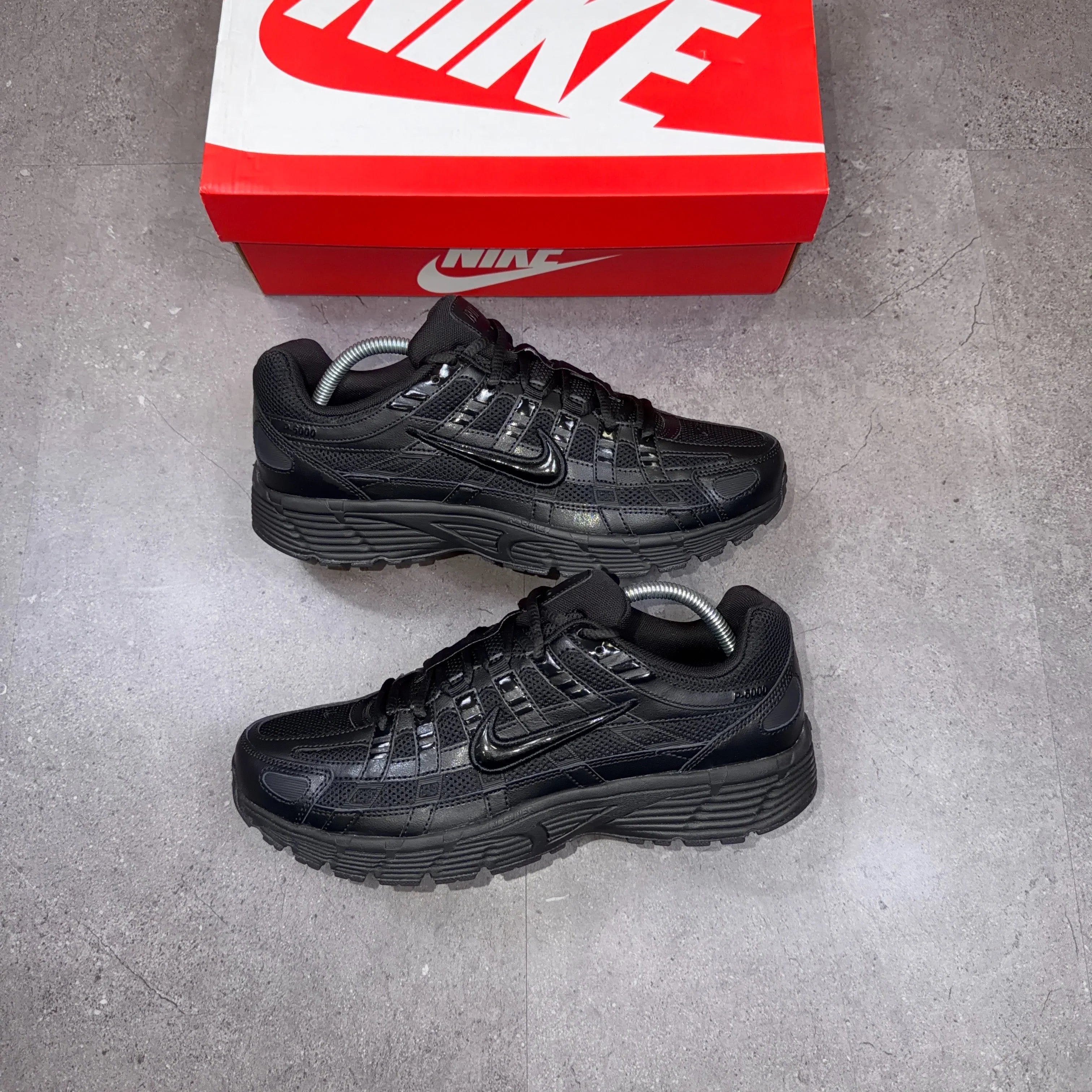 * AUTHENTIC * Nike P600s